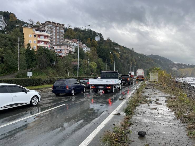 Karadeniz Sahil Yolu Çayeli-Trabzon istikameti ulaşıma kapatıldı 4