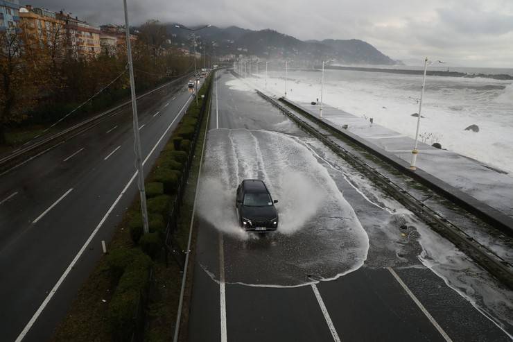 Karadeniz Sahil Yolu Çayeli-Trabzon istikameti ulaşıma kapatıldı 5