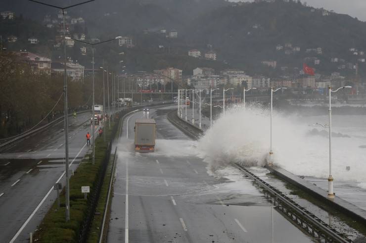 Karadeniz Sahil Yolu Çayeli-Trabzon istikameti ulaşıma kapatıldı 6
