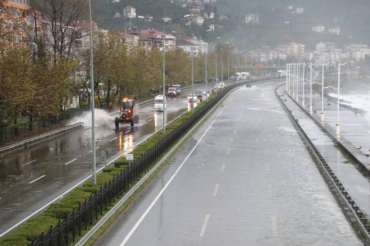 Karadeniz Sahil Yolu Çayeli-Trabzon istikameti ulaşıma kapatıldı 7