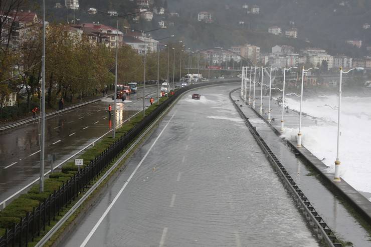 Karadeniz Sahil Yolu Çayeli-Trabzon istikameti ulaşıma kapatıldı 8