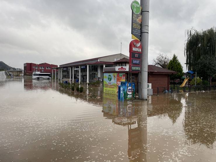 Rize Belediyesi Doğu Parkı sular altında kaldı 5