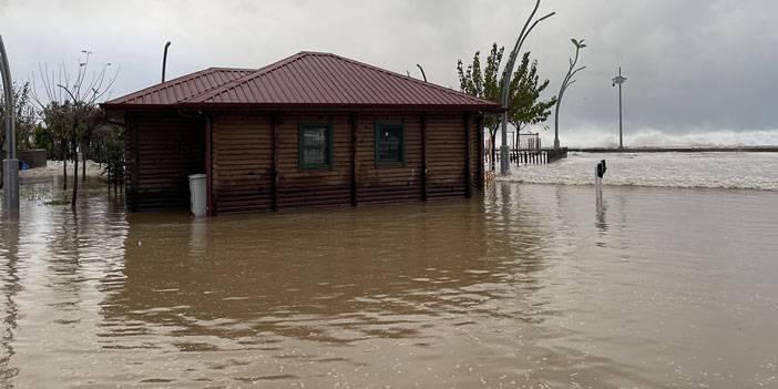 Rize Belediyesi Doğu Parkı sular altında kaldı