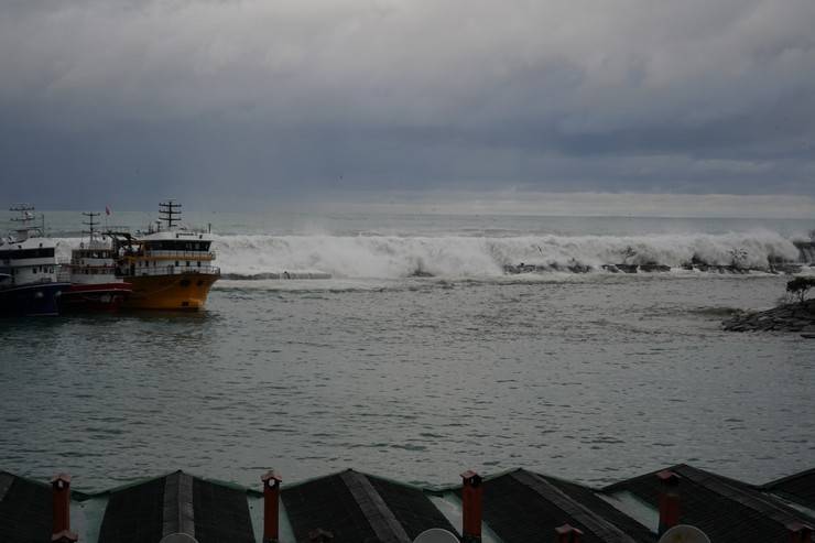 Rize’de biri tır olmak üzere 3 araç dalgalardan hasar gördü, 1 kamyonet denize düştü 2