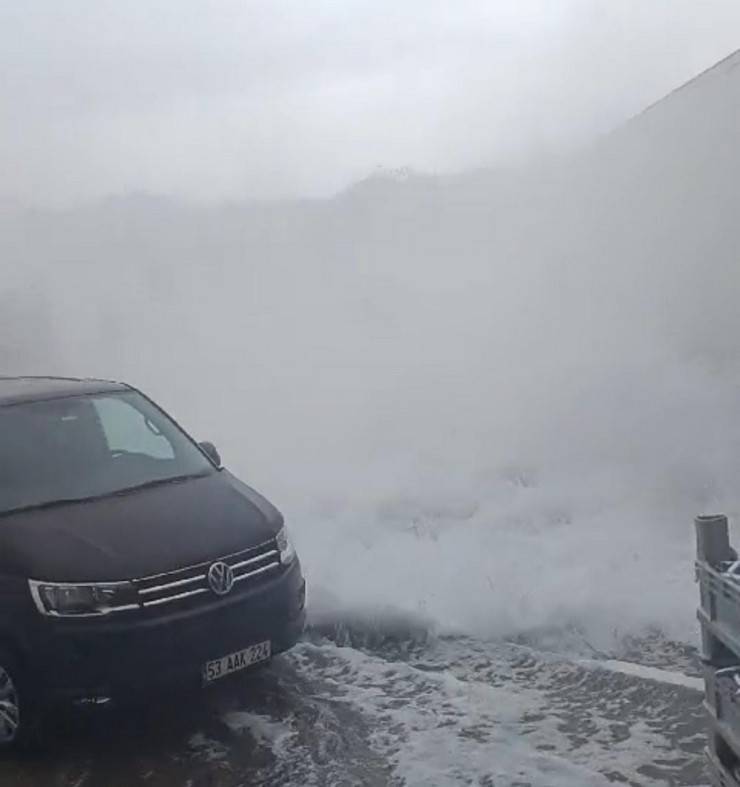 Rize’de biri tır olmak üzere 3 araç dalgalardan hasar gördü, 1 kamyonet denize düştü 6