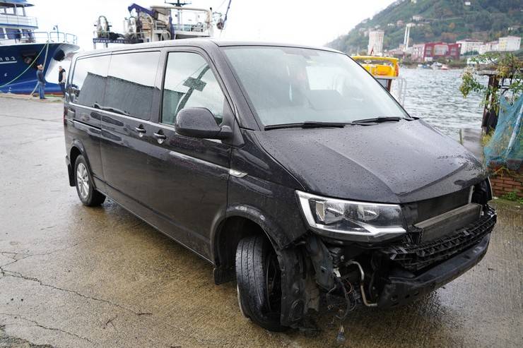 Rize’de biri tır olmak üzere 3 araç dalgalardan hasar gördü, 1 kamyonet denize düştü 8