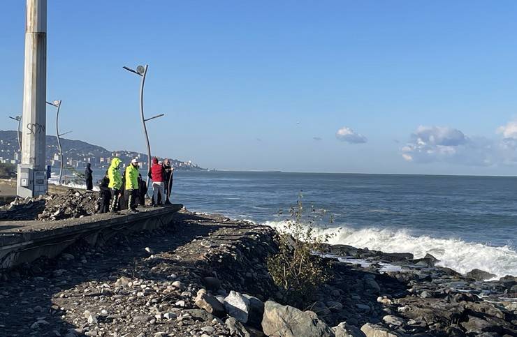 Rize'de denizde kaybolan kadını arama çalışması başlatıldı 4