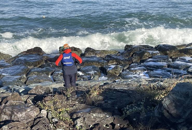 Rize'de denizde kaybolan kadını arama çalışması başlatıldı 7