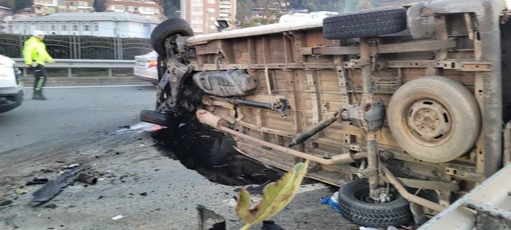 Rize’de Minibüsle Otomobil Çarpıştı: 2’si ağır, 4 Yaralı 11