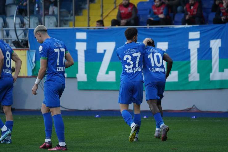 Çaykur Rizespor - RAMS Başakşehir maçından kareler 16