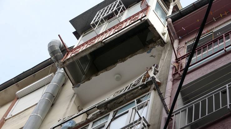 Rizeli genç hava almak için çıktığı 7. kattaki balkon çökünce hayatını kaybetti 12