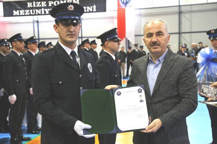 Rize eğitimini tamamlayan 365 polis adayı yemin etti 27
