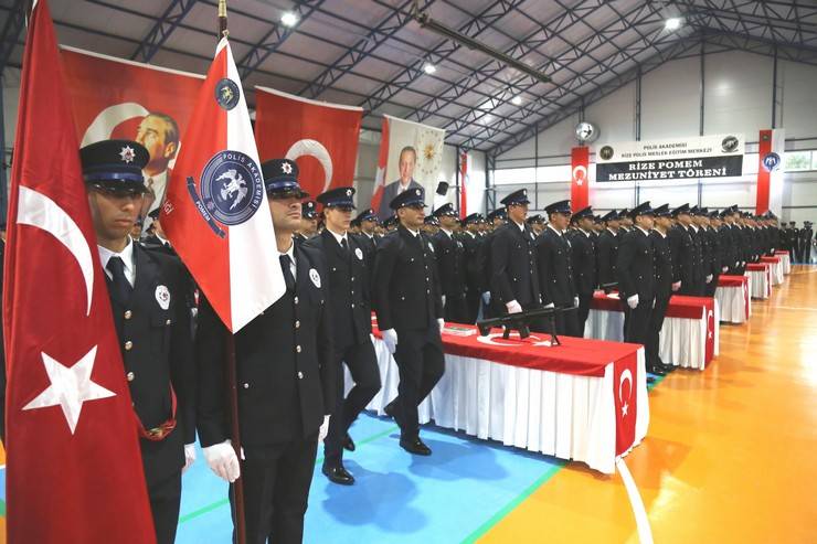 Rize eğitimini tamamlayan 365 polis adayı yemin etti 7
