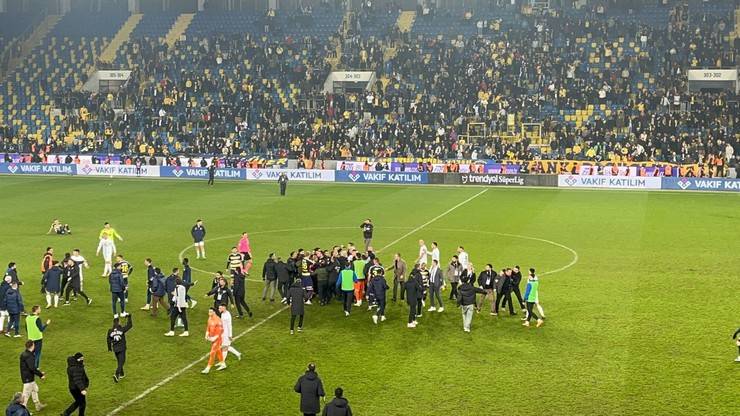 MKE Ankaragücü Kulübü Başkanı Faruk Koca Çaykur Rizespor maçı sonrası hakeme yumruk attı 1