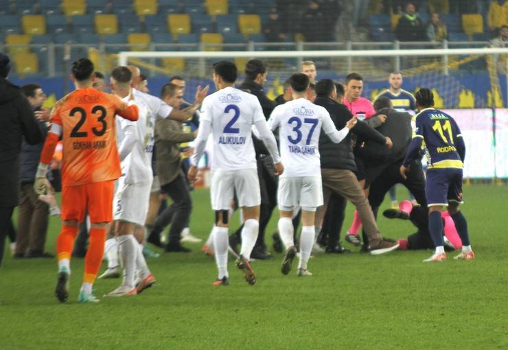 MKE Ankaragücü Kulübü Başkanı Faruk Koca Çaykur Rizespor maçı sonrası hakeme yumruk attı 10