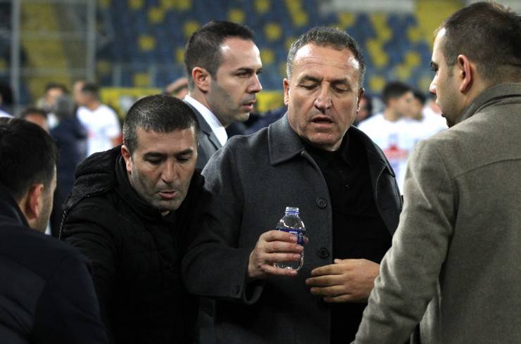 MKE Ankaragücü Kulübü Başkanı Faruk Koca Çaykur Rizespor maçı sonrası hakeme yumruk attı 11