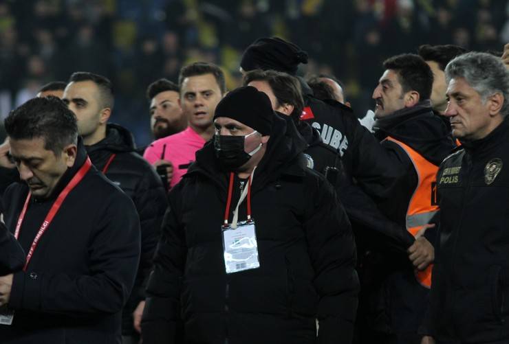 MKE Ankaragücü Kulübü Başkanı Faruk Koca Çaykur Rizespor maçı sonrası hakeme yumruk attı 12