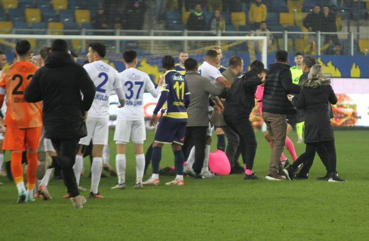 MKE Ankaragücü Kulübü Başkanı Faruk Koca Çaykur Rizespor maçı sonrası hakeme yumruk attı 13