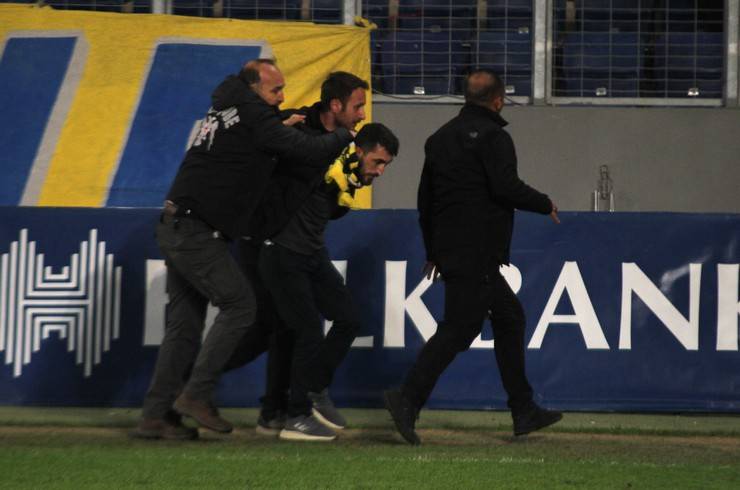 MKE Ankaragücü Kulübü Başkanı Faruk Koca Çaykur Rizespor maçı sonrası hakeme yumruk attı 16
