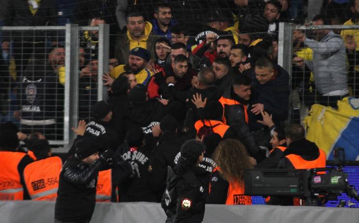 MKE Ankaragücü Kulübü Başkanı Faruk Koca Çaykur Rizespor maçı sonrası hakeme yumruk attı 17