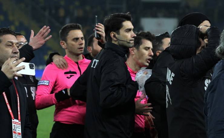 MKE Ankaragücü Kulübü Başkanı Faruk Koca Çaykur Rizespor maçı sonrası hakeme yumruk attı 19