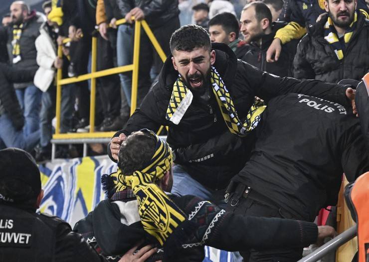 MKE Ankaragücü Kulübü Başkanı Faruk Koca Çaykur Rizespor maçı sonrası hakeme yumruk attı 20