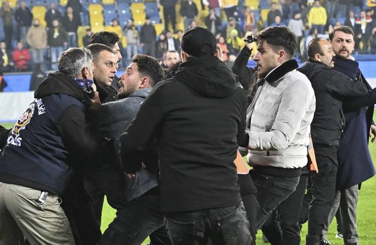MKE Ankaragücü Kulübü Başkanı Faruk Koca Çaykur Rizespor maçı sonrası hakeme yumruk attı 22