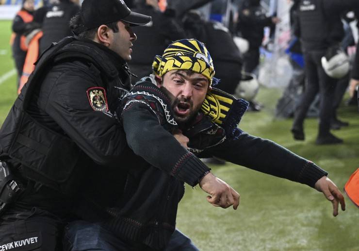 MKE Ankaragücü Kulübü Başkanı Faruk Koca Çaykur Rizespor maçı sonrası hakeme yumruk attı 23