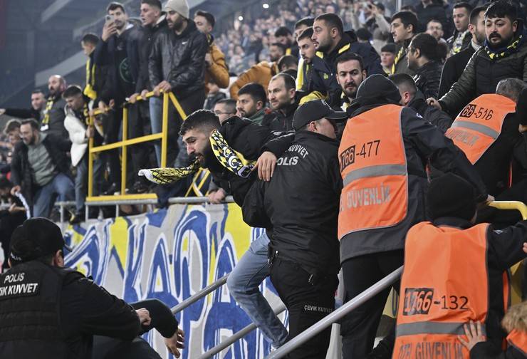 MKE Ankaragücü Kulübü Başkanı Faruk Koca Çaykur Rizespor maçı sonrası hakeme yumruk attı 24