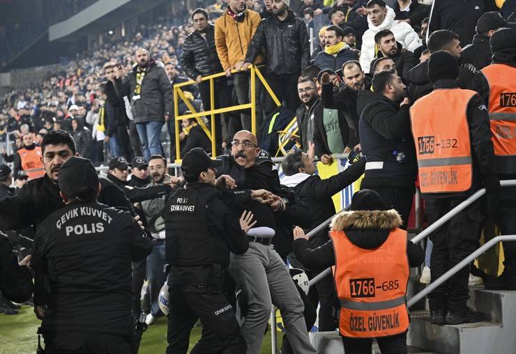 MKE Ankaragücü Kulübü Başkanı Faruk Koca Çaykur Rizespor maçı sonrası hakeme yumruk attı 25