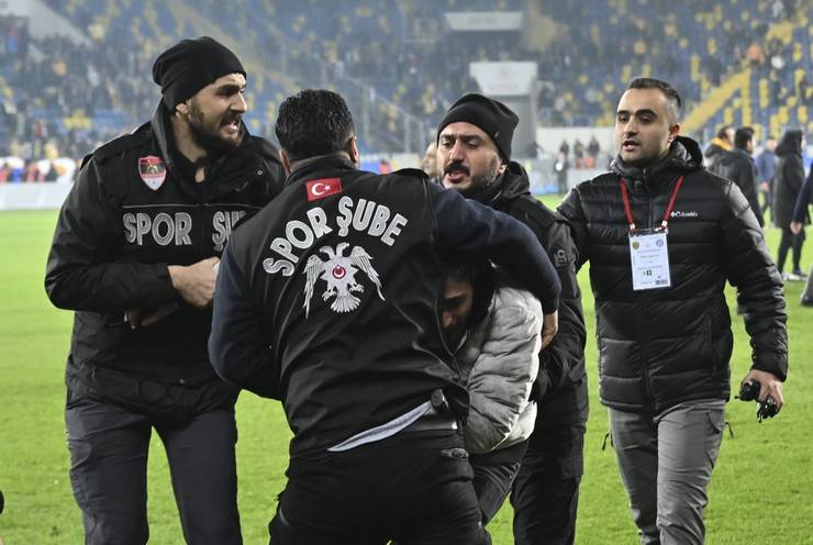 MKE Ankaragücü Kulübü Başkanı Faruk Koca Çaykur Rizespor maçı sonrası hakeme yumruk attı 26
