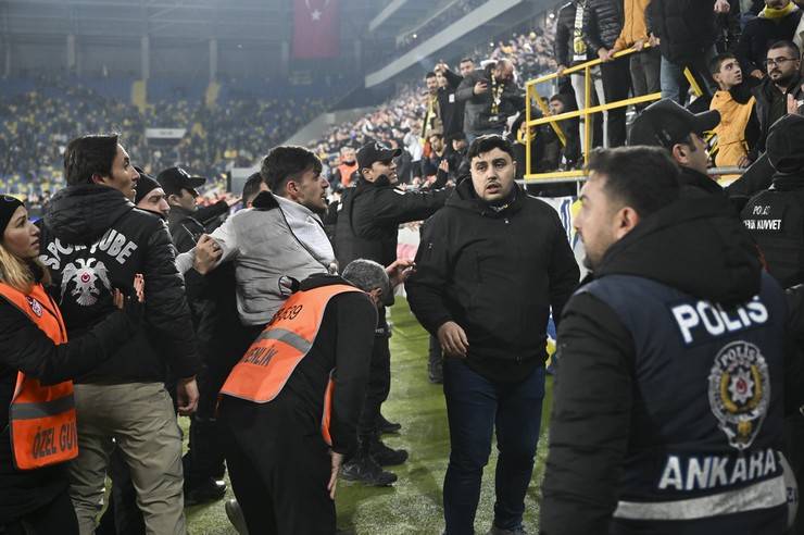 MKE Ankaragücü Kulübü Başkanı Faruk Koca Çaykur Rizespor maçı sonrası hakeme yumruk attı 27