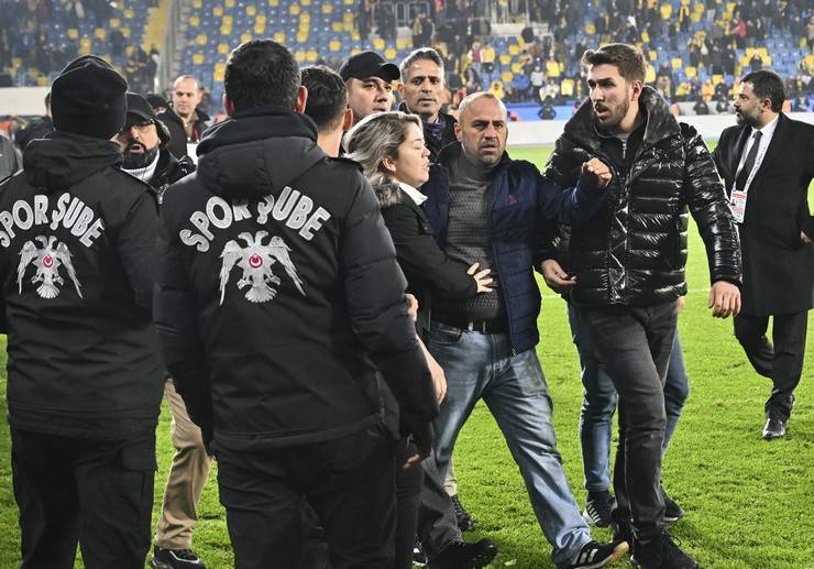 MKE Ankaragücü Kulübü Başkanı Faruk Koca Çaykur Rizespor maçı sonrası hakeme yumruk attı 28