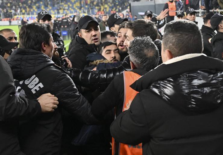 MKE Ankaragücü Kulübü Başkanı Faruk Koca Çaykur Rizespor maçı sonrası hakeme yumruk attı 29