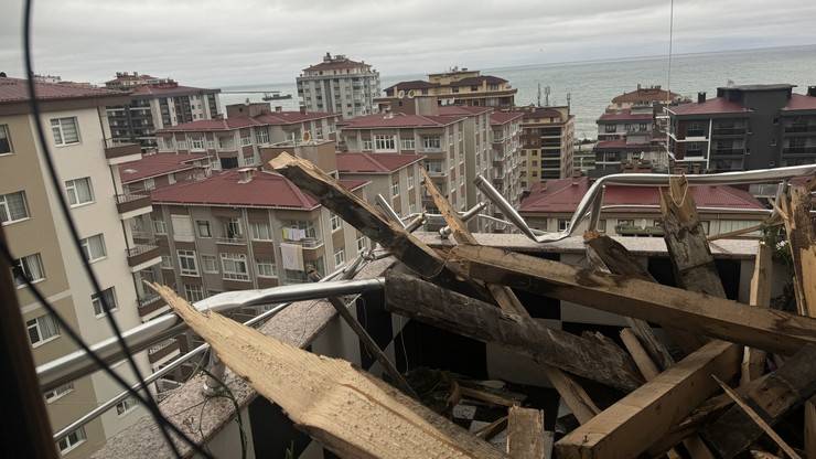 Rize'de şiddetli rüzgar nedeniyle çatılar uçtu, evlerde ve araçlarda hasar oluştu 3