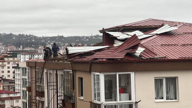 Rize'de şiddetli rüzgar nedeniyle çatılar uçtu, evlerde ve araçlarda hasar oluştu 4