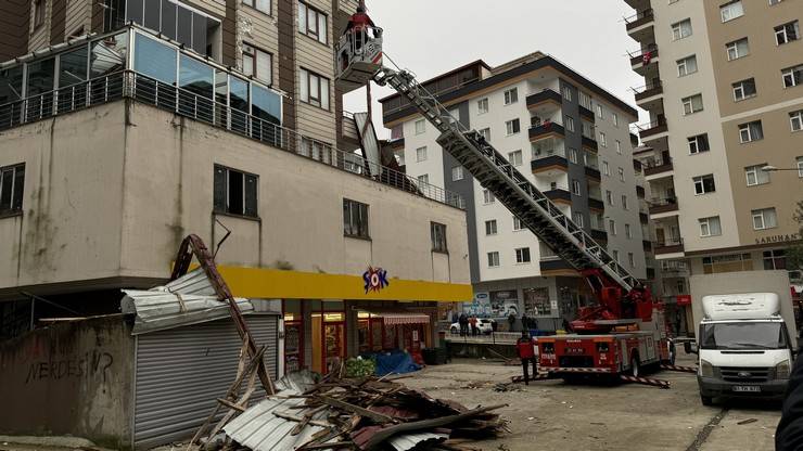Rize'de şiddetli rüzgar nedeniyle çatılar uçtu, evlerde ve araçlarda hasar oluştu 5