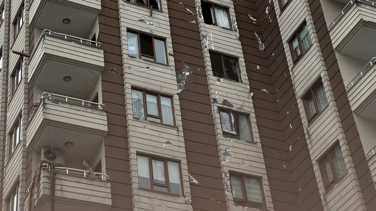 Rize'de şiddetli rüzgar nedeniyle çatılar uçtu, evlerde ve araçlarda hasar oluştu 7