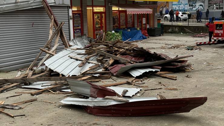 Rize'de şiddetli rüzgar nedeniyle çatılar uçtu, evlerde ve araçlarda hasar oluştu 9