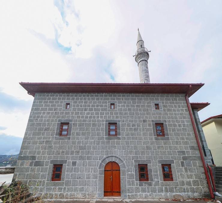Rize’de 150 yıllık Akmescit Camii, restorasyonun ardından yeniden ibadete açıldı 1