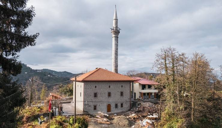 Rize’de 150 yıllık Akmescit Camii, restorasyonun ardından yeniden ibadete açıldı 2