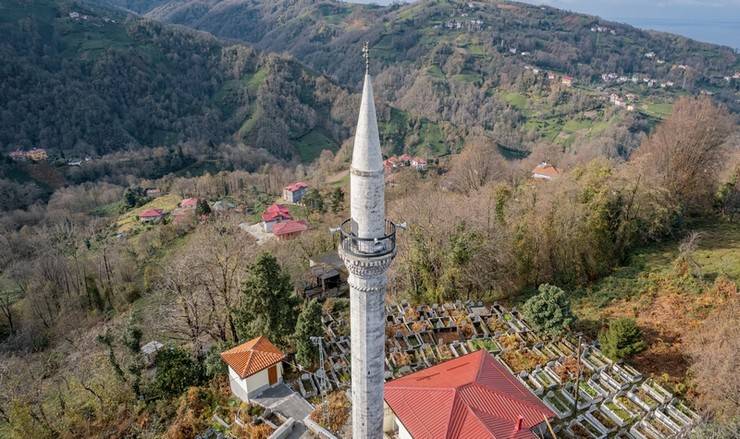 Rize’de 150 yıllık Akmescit Camii, restorasyonun ardından yeniden ibadete açıldı 3