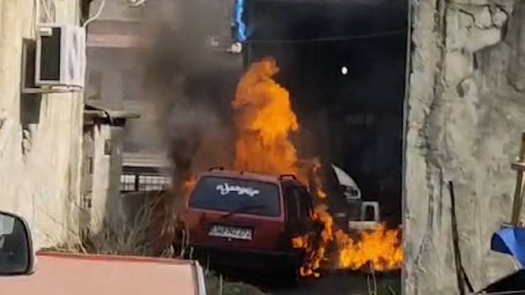 Rize'de park halindeki 2 otomobil yandı 1