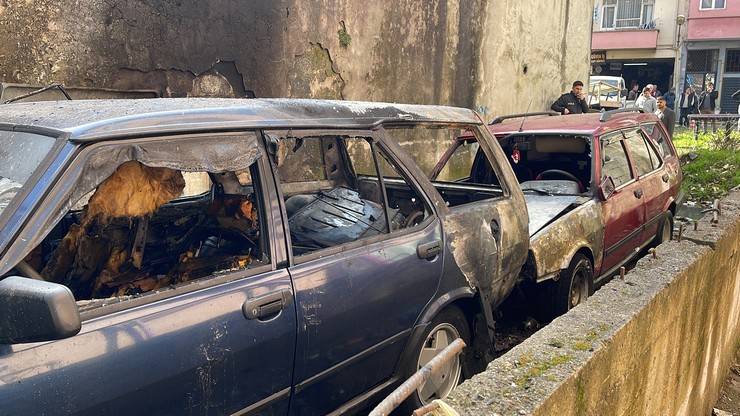 Rize'de park halindeki 2 otomobil yandı 3