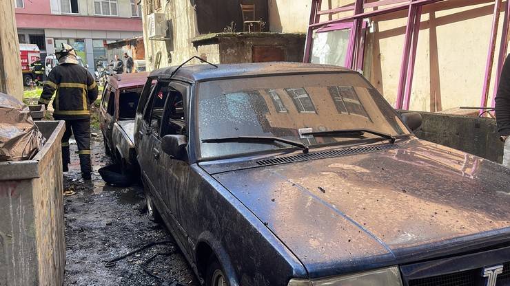 Rize'de park halindeki 2 otomobil yandı 4