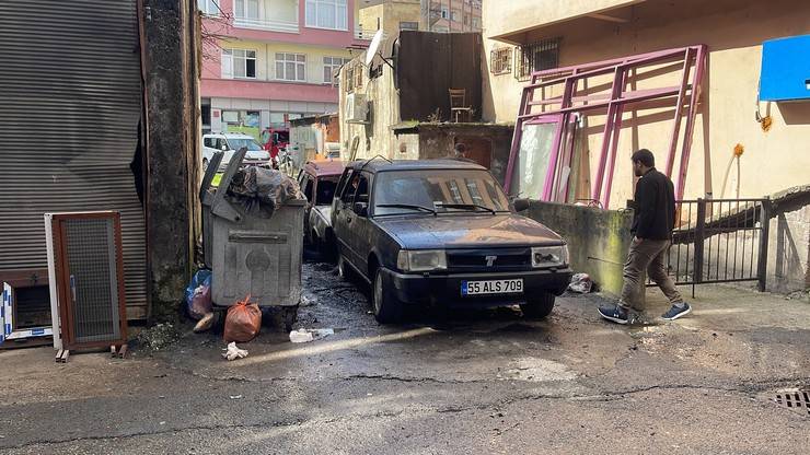 Rize'de park halindeki 2 otomobil yandı 5