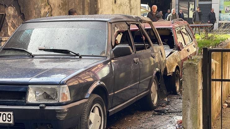 Rize'de park halindeki 2 otomobil yandı 6