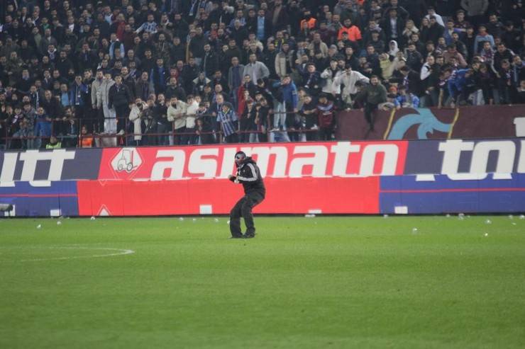 Trabzon'da maç sonu saha karıştı 1