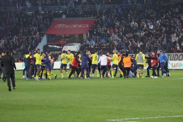 Trabzon'da maç sonu saha karıştı 16
