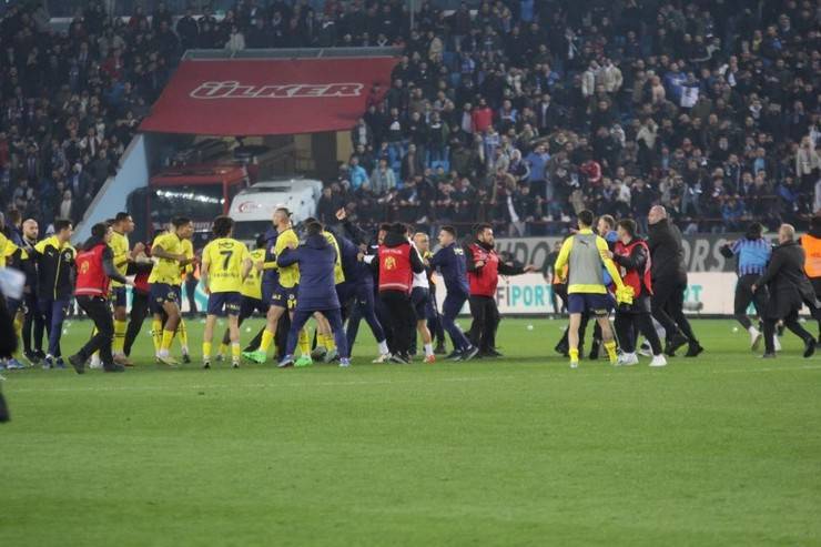Trabzon'da maç sonu saha karıştı 17